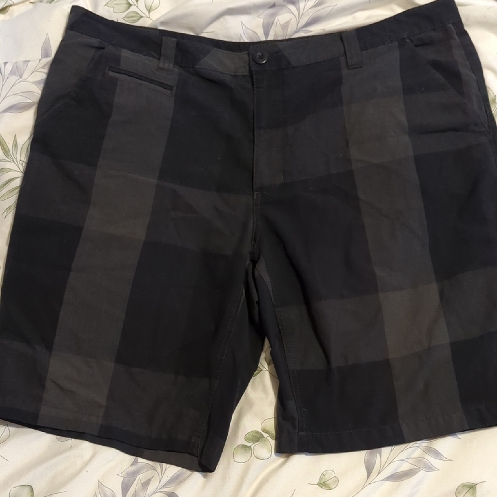 2 for $22 💙 Denver Hayes Black Checkered Shorts - size 40